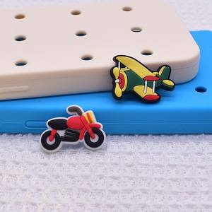 Breloque de chaussure populaire pour sabots, motif voiture de course, véhicules sportifs et véhicules de transport, style <span class=keywords><strong>dessin</strong></span> <span class=keywords><strong>animé</strong></span> mignon, tendance mode - Product Image 2