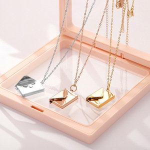 สร้อยคอจี้รูปซองจดหมายแบบพลิกได้ ทำจากสแตนเลสสตีลเคลือบทอง 18K PVD |   จดหมายรักสลักลาย ของขวัญสำหรับคู่รัก |   ป้องกันการแพ้และทนทาน - Product Image 3