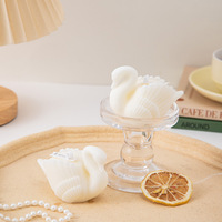 Bougie parfumée en forme de cygne pour couple en interaction, ambiance lumineuse, cadeaux romantiques pour fiançailles, mariage, soirées douillettes