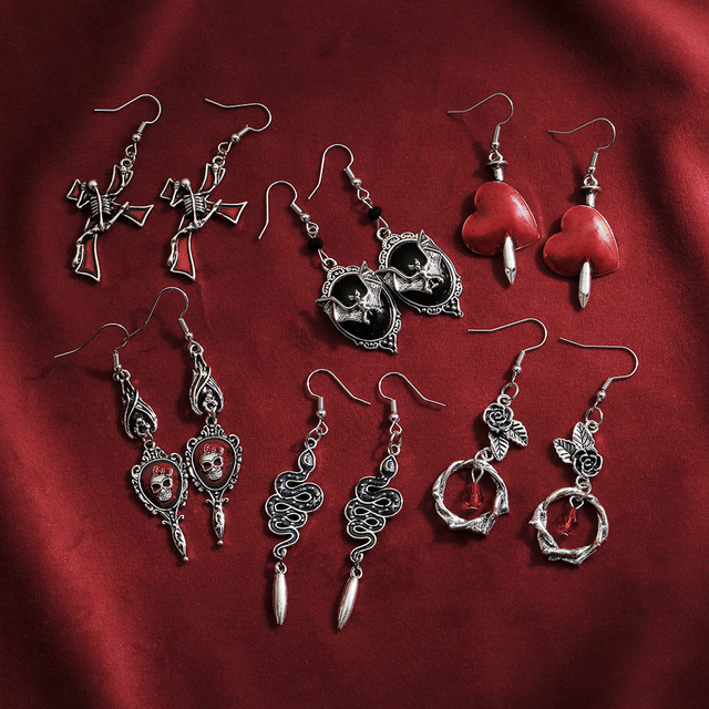 Wholesale Halloween Vampire Bat Earrings Jewelry Women Goth Wind Arrow Through the Heart Skull Cross Drop Earrings Accessories