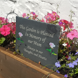 Este jardín está plantado en memoria de nuestra madre. Placa conmemorativa de pizarra con rosas. Siempre en nuestros pensamientos, a precios de mayoreo. - Product Image 1