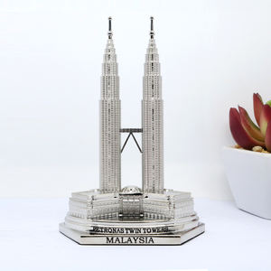 การทำแบบจำลองอาคารปิเตอร์นาส ทาวเวอร์ส แบบ 3 มิติ อัตราส่วน 1:2500 ของขวัญโลหะ แบบจำลองอาคารชื่อดัง 3 มิติ - Product Image 1