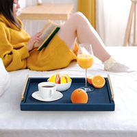 Plateau en bois avec poignées en métal doré, plateau de service et de table basse décoratif en cuir shagreen bleu marine pour la décoration de la maison