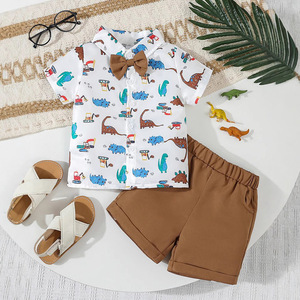 Set di Abbigliamento per Bambini Stile Gentiluomo, 2 Pezzi: Camicia a Maniche Corte con Stampa Dinosauro e Costruzioni, Pantaloncini Marroni con Fiocco per Occasioni Casual - Product Image 2
