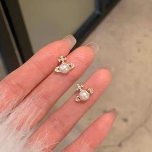 Pendientes Vivienne <span class=keywords><strong>Balbina</strong></span> Mini Saturn con Perla Plana Individual, Joyería Exquisita con Forma de Planeta, Electrochapados para Mujer - Product Image 1