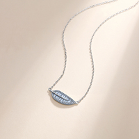 Collier en argent S925 avec pendentif feuille élégant, style forêt, entièrement pavé de baguettes coniques, 0,29 CTW, chaîne simple