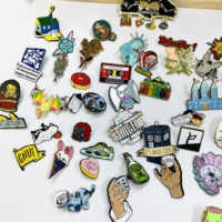 Vente en gros de pins de revers en métal personnalisés, plaqués argent, émail dur et souple, à thème anime mignon, pour chapeaux et vêtements