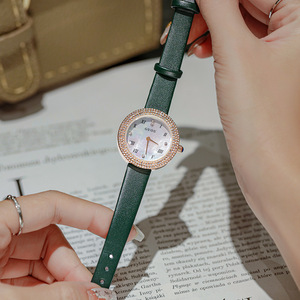 Reloj de Pulsera Minimalista y Elegante para Mujer, con Cristales de Imitación, Resistente al Agua, con Correa de Cuero - Product Image 3