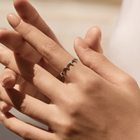 Bague empilable délicate en argent sterling S925 avec couronne et moissanite incrustée, fine bague, accessoire de joaillerie raffinée, cadeau pour femme, mariage