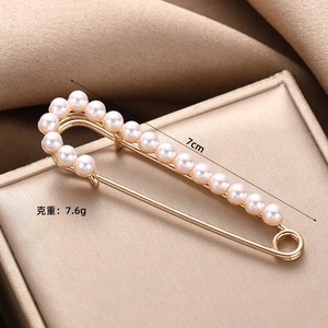 Broche de style Ins personnalisée et polyvalente, broche à perles et strass, accessoire pour femme, idéale pour pull ou collier. - Product Image 4