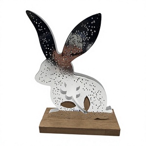 Lapin en métal argenté avec base en bois, décoration de Pâques et de printemps, objet de décoration de table, fait main, personnalisable, accents décoratifs - Product Image 1