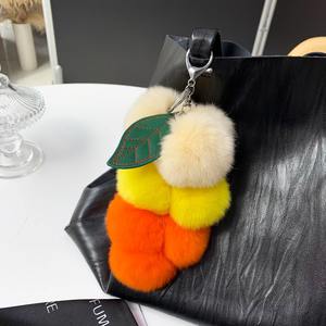 Lindo colgante de llavero de coche de uva peluda de alta calidad llavero de fruta de felpa esponjosa suave monedero encanto llavero bolsa adornos colgantes - Product Image 3