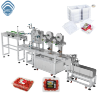 Machine d'étiquetage automatique pour contenants en plastique à clapet avec système de dénesteur et de re-nesteur, vitesse réglable de 50 à 150 pièces/min