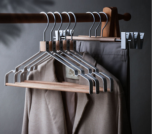 Cintre <span class=keywords><strong>de</strong></span> manteau plat en métal avec barre en bois antidérapante, nouveau design livraison gratuite - Product Image 2