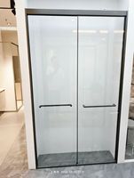 Cabine de douche coulissante haut de gamme en acier inoxydable avec cadre en verre et système d'amortissement, idéale pour les hôtels de luxe, les appartements et les villas