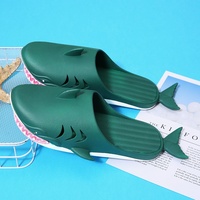Nouvelles pantoufles d'été pour hommes, mignonnes et légères, avec dessin animé, antidérapantes, pour dortoir, plage, extérieur, semelle intérieure en EVA
