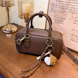 Sac pour femme très tendance, sac bowling Boston en cuir véritable, sac bandoulière pour femme au design original, sac oreiller, sac à main en cuir de vachette - Product Image 3