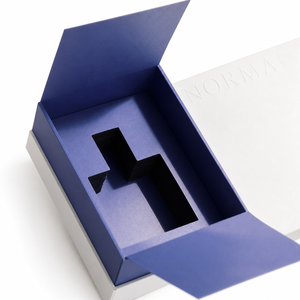 Boîte cadeau cosmétique personnalisée à couvercle rabattable, deux pièces, intérieur blanc et bleu marine, logo en relief, plateau à découpe, pour soins de la peau, vente en gros - Product Image 1