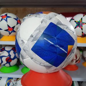Balón de fútbol/soccer de PU, apto para entrenamiento y competición en interiores y exteriores, con logo personalizado. - Product Image 5