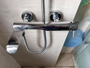 Robinet <span class=keywords><strong>de</strong></span> douche et <span class=keywords><strong>baignoire</strong></span> encastré HONGDEC au design moderne et épuré, en cuivre, avec bec orientable, eau chaude et froide, finition chromée - Product Image 5
