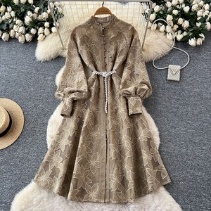 Robe longue vintage française à col rond, boutonnée, manches lanternes, taille nouée et broderies - Product Image 5