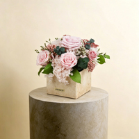 Décoration d'intérieur de luxe, centre de table, plantes naturelles, bouquet de fleurs éternelles, roses éternelles préservées dans un vase en travertin