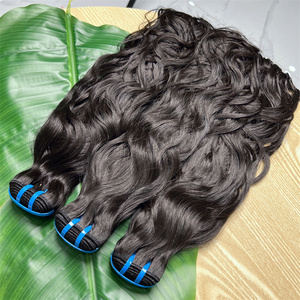Fasci di <span class=keywords><strong>capelli</strong></span> umani naturali indiani grezzi in colore 1B <span class=keywords><strong>prodotti</strong></span> <span class=keywords><strong>per</strong></span> <span class=keywords><strong>capelli</strong></span> di alta qualità 100% <span class=keywords><strong>capelli</strong></span> ondulati indiani non trasformati crudi - Product Image 1