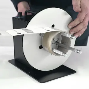 Mesin rewinder koleksi label atas meja gulung kecil bekerja dengan printer