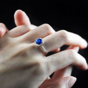 Bague en argent de luxe Dylam, très appréciée, avec breloque, ton bleu, or blanc, zirconium, saphir rond - Product Image 2