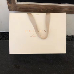 <span class=keywords><strong>Sac</strong></span> en papier personnalisé avec logo doré et poignée en soie dorée, idéal pour l'emballage <span class=keywords><strong>de</strong></span> vêtements et le shopping - Product Image 4