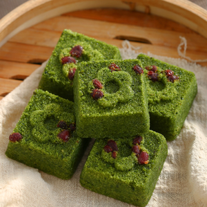 Pastel Mochi de Frijoles Rojos Congelados Hechos a Mano con Hierbas Naturales: Regalo Asiático Festivo, Postre de Vacaciones, Comida Tradicional de Vapor - Product Image 3