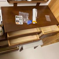 Coiffeuse moderne réglable avec miroir LED 3 couleurs, tiroirs multiples et pieds en bois massif pour chambre à coucher