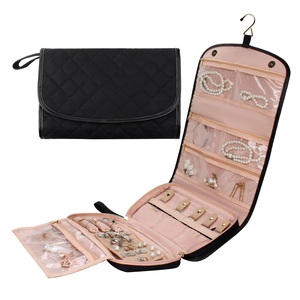 Organisateur de bijoux de voyage enroulable avec poches zippées, grand sac de rangement suspendu pour bagues, boucles d'oreilles et colliers pour femmes - Product Image 1