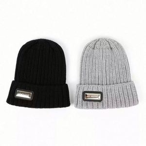 Nuevo Gorro de Invierno Personalizado, Económico, al por Mayor, Suave, para Adultos, con Parches Metálicos, en Gris Jaspeado, Tejido, con Serigrafía - Product Image 6