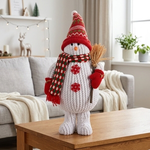 Muñeco de Nieve de Patas Largas con Sombrero Rojo y Escoba de Paja para Decoración Rústica de Navidad - Product Image 3