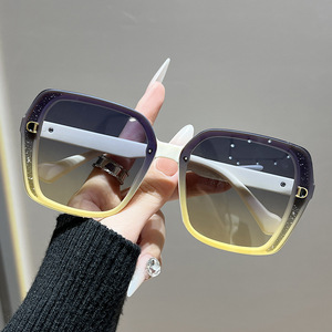 Lunettes de soleil haut de gamme très tendance avec protection UV400, monture carrée, style luxe léger scintillant, lunettes de visage nu avec verres optiques - Product Image 3