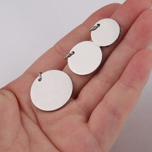 Petite breloque <span class=keywords><strong>en</strong></span> acier inoxydable avec logo gravé sur mesure, <span class=keywords><strong>en</strong></span> <span class=keywords><strong>argent</strong></span> et or bon marché, étiquettes de bijoux <span class=keywords><strong>en</strong></span> métal, breloques de bijoux - Product Image 3