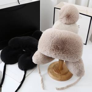 Nouveau <span class=keywords><strong>bonnet</strong></span> d'hiver en tricot pour <span class=keywords><strong>femme</strong></span> avec oreillettes en <span class=keywords><strong>fourrure</strong></span> douce et <span class=keywords><strong>pompon</strong></span> intérieur en polaire confortable pour le voyage - Product Image 4