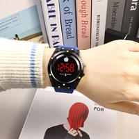 Jam Tangan Digital Sport Elektronik LED Sentuh Fashion Grosir, Lampu Dingin, Alarm, Tali Plastik, untuk Anak-anak dan Pria, Cocok untuk Hadiah