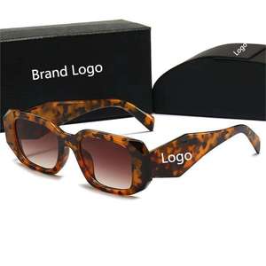 Vente en gros de lunettes de soleil de luxe de mode noires personnalisées avec logo, lunettes de soleil rétro pour femmes avec emballage personnalisé - Product Image 5
