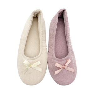 Morbide Pantofole Stile Ballerina per Donne con Decorazione Fiocco in Raso e Fodera in Velluto a Coste - Product Image 5