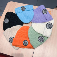 Vente en gros de bonnets en tricot épais unisexes personnalisés OEM en acrylique avec écussons Gorras Skully et logo personnalisé