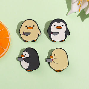 Penguin pisau belati Pin Enamel bebek lucu lencana Pin kerah logam topi ransel pakaian bros kartun hewan perhiasan untuk teman-teman - Product Image 2