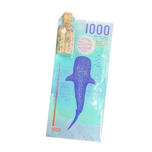 Aimant de réfrigérateur Requin-baleine des Maldives avec bouteille de sable, cadeau souvenir créatif style monnaie - Product Image 1