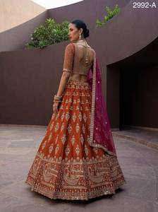 Fournisseur indien : Lehenga Choli évasé en soie slub royale avec blouse et dupatta de créateur, idéal pour les tenues de soirée ethniques, disponible à la vente - Product Image 3