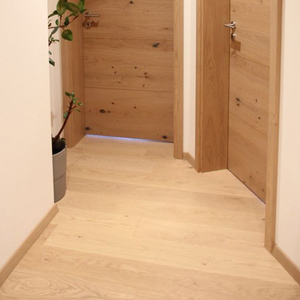 Plancher en chêne blanc contrecollé de 16 mm de large, surface gaufrée multicouche EN717-1, qualité AB, facile à nettoyer, pour hôtel - Product Image 1
