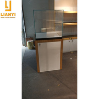 Vitrine d'exposition fonctionnelle pour lunettes en verre stratifié, design professionnel pour magasin d'optique