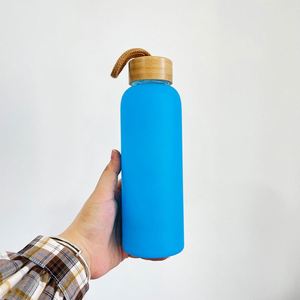 Paquete de 36 Botellas de Agua de Vidrio Borosilicato Esmerilado de 20oz, Colores Variados, para Sublimación, con Tapa de Bambú - Product Image 3