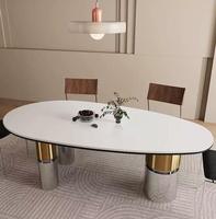 Moderner Luxus-Esstisch aus Sinterstein mit ovaler Tischplatte, Acryl-Gold-Edelstahl-Zylinderbeinen, Kapsel-Design, 12-Sitzer, für Villen, montiert