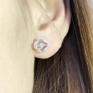 Orecchini a Quadrifoglio per Donne, Eleganti Gioielli Minimalisti in Stile Coreano con Cristalli Incastonati, per Uso Quotidiano - Product Image 4
